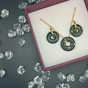 Set de pendientes y colgante NOX dorado artesanal en arcilla polimérica negra y toques dorados