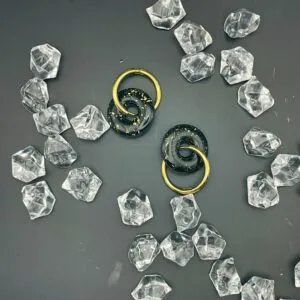 Pendientes de aro con charm Nox en arcilla polimérica negra y acero dorado
