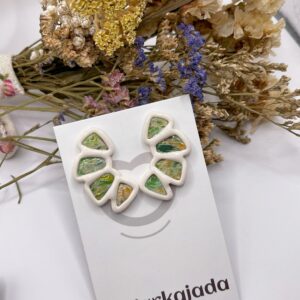Pendientes Aleteo Oliva de arcilla polimérica en tonos verde y blanco roto con cierre de acero