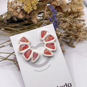 Pendientes Aleteo Coral hechos a mano en arcilla polimérica con tonos blanco roto y coral