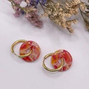 Pendientes charm Esencia Coral de arcilla polimérica marmolada y aro de acero inoxidable dorado