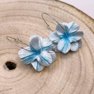 Pendientes Camelia azul de arcilla polimérica artesanal con aro de acero inoxidable