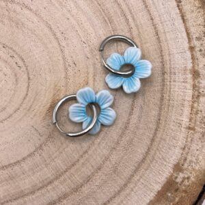 Pendientes de aro con charm Daisy azul en arcilla polimérica hecha a mano
