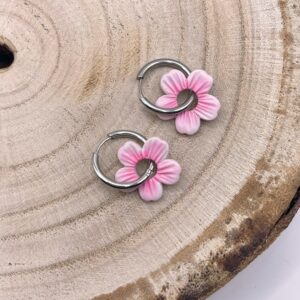 Pendiente charm Daisy rosa con aro de acero inoxidable y flor de arcilla polimérica