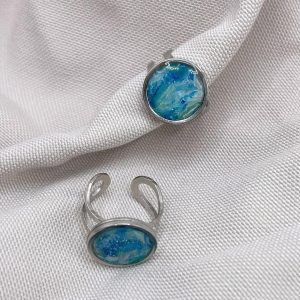 Anillo Mareas con pieza de arcilla polimérica en tonos azules y base de acero inoxidable